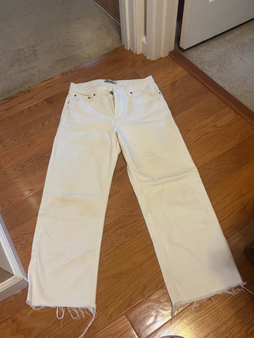 ZARA White High-Waist Jeans with Silver Button